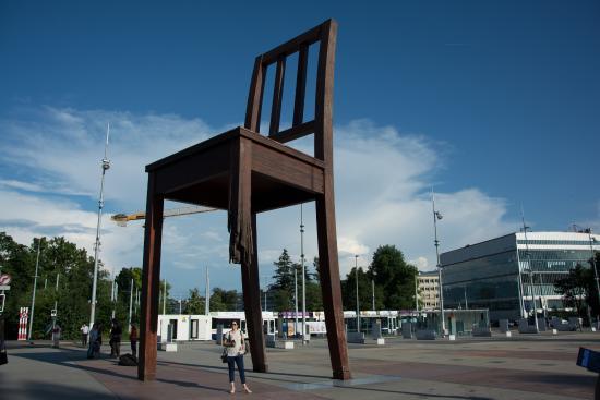 Trasiga stolskulpturen