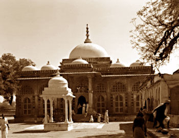 Shah-e-Alam's Roza